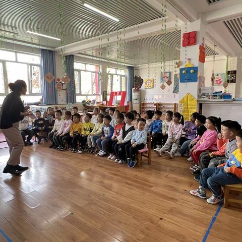 客作教师，带给孩子们欢乐的体验——中四班欢乐读书《开满鲜花的小路》