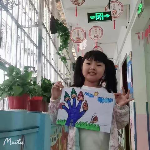 三彩花幼儿园本周绘画兴趣班课程：《手掌蘑菇》👏👏👏宝贝儿们棒棒哒👍👍