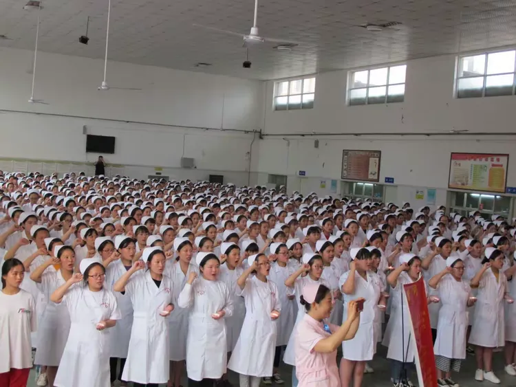 新乡卫生学校隆重庆祝"5.12"国际护士节