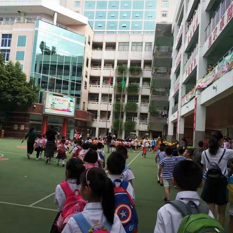 双安城幼儿园2018年大二班参观小学活动