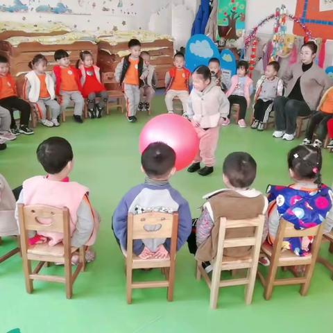 “快乐游戏，玩转童年”昌邑市第一实验小学幼儿园小二班室内游戏活动——躲避“炸弹”