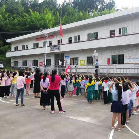 新前小学“喜迎二十大，争做好队员”新队员入队仪式