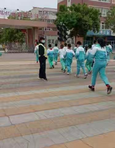 家长爱心护学岗，孩子安全添保障———“灵武市三小一①班”护学岗美篇