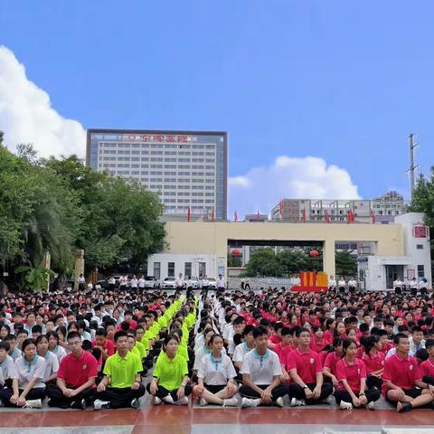 “晖光日新，共赴新程”——记2023年秋季学期贵港市荷城初级中学八年级开学升旗仪式