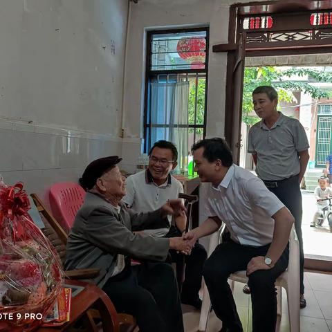 走访慰问老干部  九九重阳送祝福