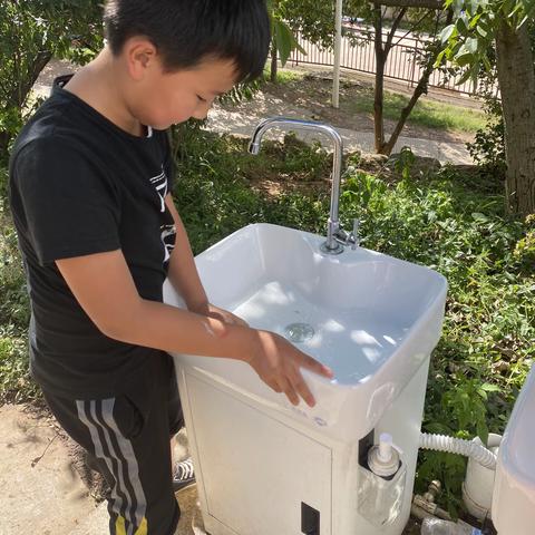 栗子园完全小学“小手拉大手”爱国卫生专项行动