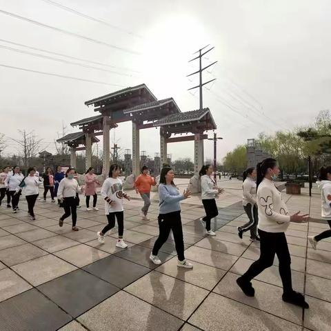 🌺春暖花开🌺荥阳妇幼孕妇学校举办《促分娩享健康》大型室外运动公开课