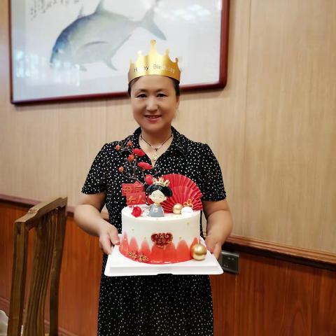 愿所有的快乐、所有的幸福、所有的温馨、所有的好运都围绕在您身边，祝我亲爱的婆婆生日快乐！👑