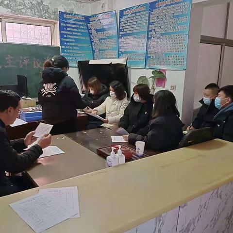 新抚街道大官社区开展党员民主评议会