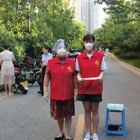 白桦林间社区党员志愿者坚守全员核酸检测一线