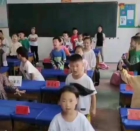 【栾川县第一实验小学】低年级音乐课教学—《你的名字叫什么》