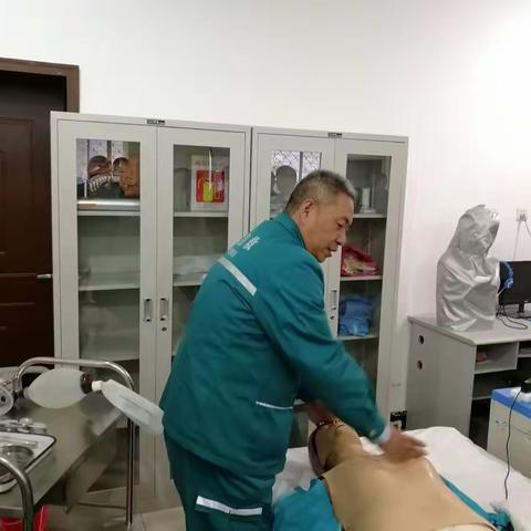 河科大二附院科教科组织7位主任对全科转岗医生们进行技能培训