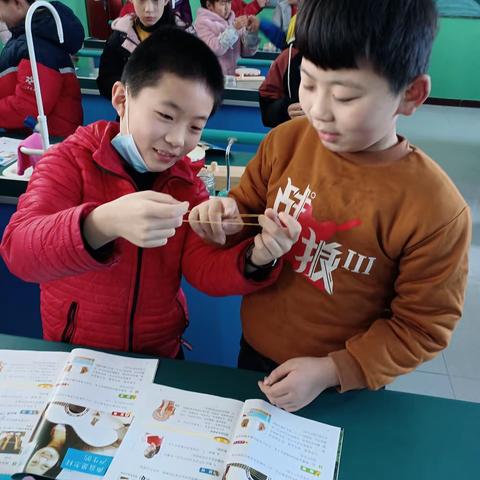 邱县贾寨小学四（2）班科学实验--声音是怎么产生的？