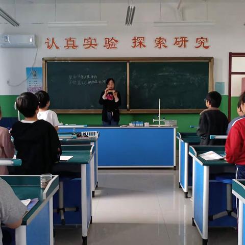 贾寨小学四年级二班走进实验室探究《里面是怎样连接的》