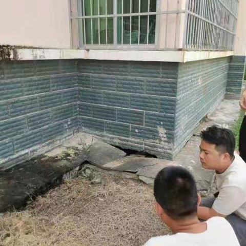 三亚市崖州区住房和城乡建设局前往椰林水乡排查车库开裂、地基下沉、小区业主在楼道充电等事宜