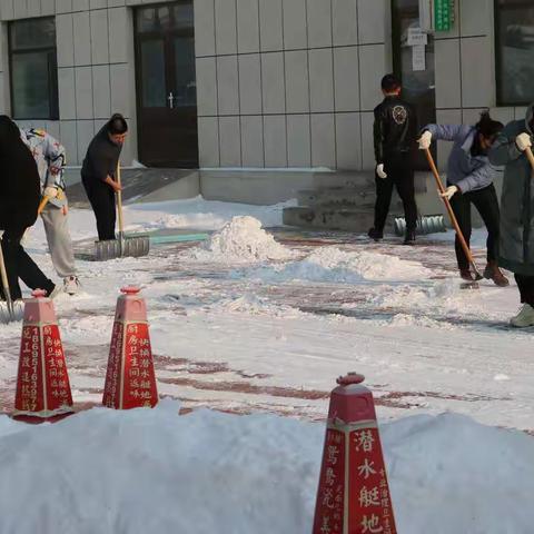 践行“我为群众办实事”扫雪除冰暖人心