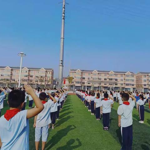 国旗下成长 阳光下启航——三合小学新学年第一次升旗仪式