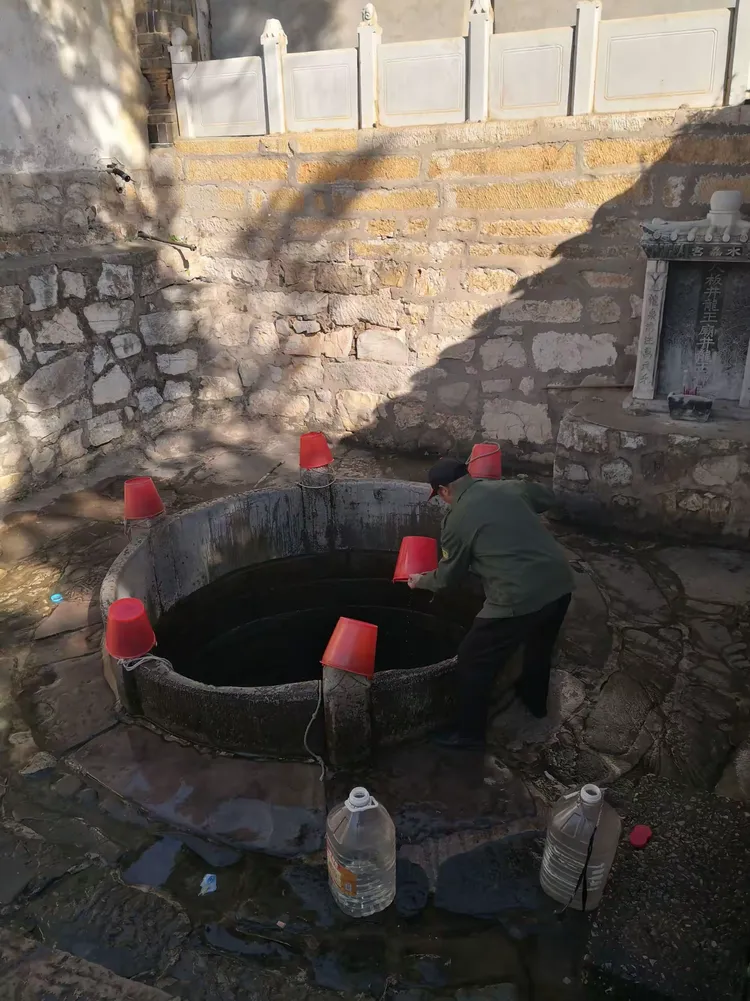 几百年间井水丰涌至今仍供市民日日汲用。