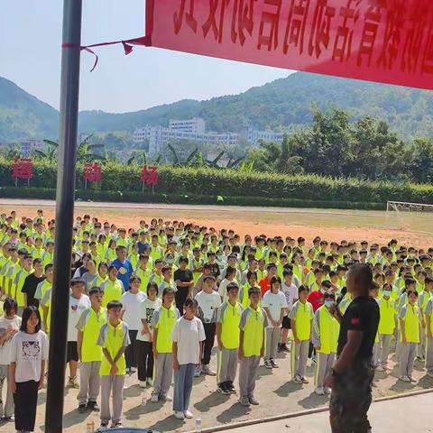 “激情澎湃，尖刀不败，斗志昂扬，六连最强”——七（10）班军训风采