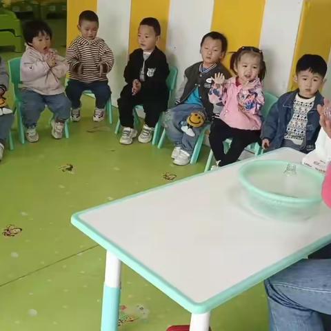 科学小实验《气球喷泉》