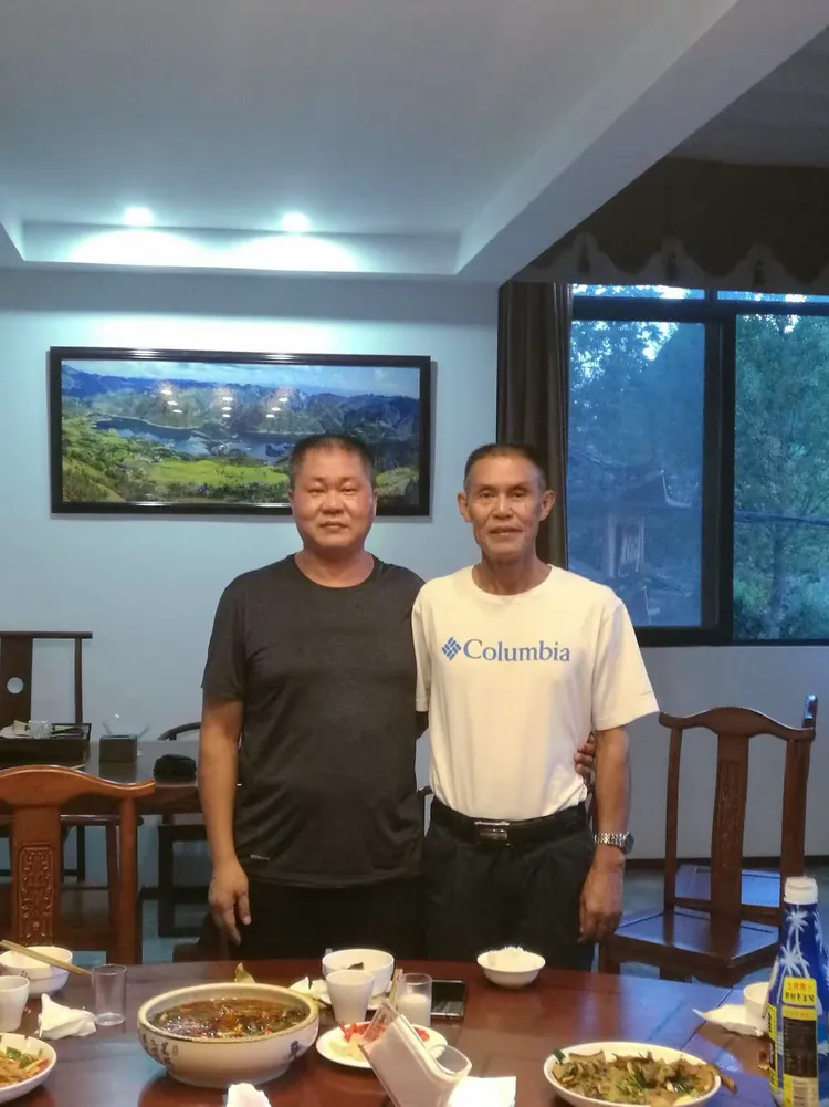 次日从外地专程赶回来陪同的战友刘双全与蒋仕贵战友合影。