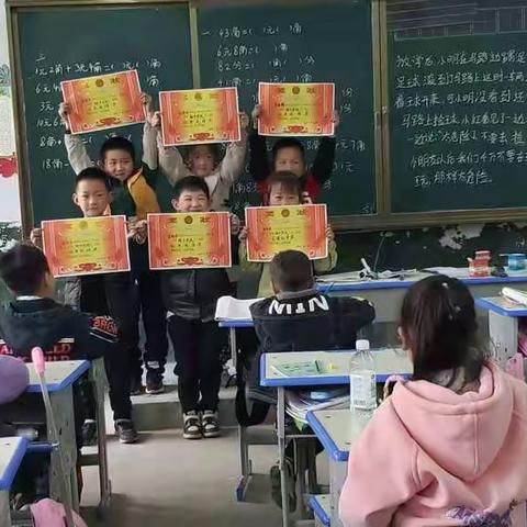 比、学、赶、超——凉马李小学期中考试表彰会