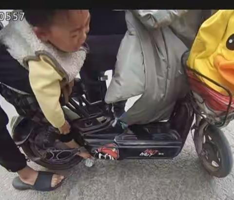 小男孩脚卡轮中 交警消防联手救助