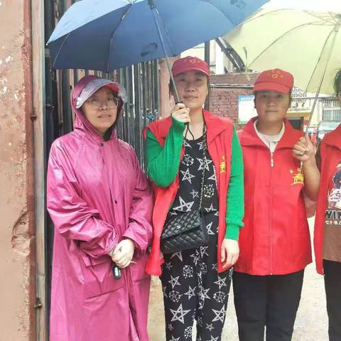 风雨兼程，雨中坚守——丛台小学教师走进常兴里共创文明城活动