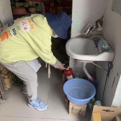 中街社区开展“九小场所”消防安全排查整治活动