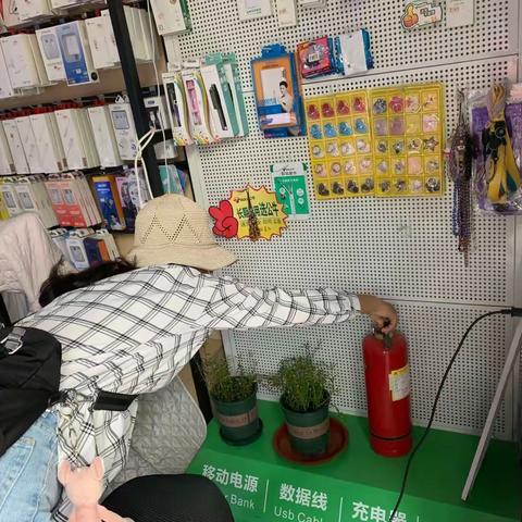 中街社区开展“九小场所”消防安全排查整治活动