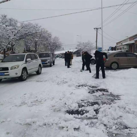 以雪为令 闻雪而动——根河住建局积极开展清扫积雪工作