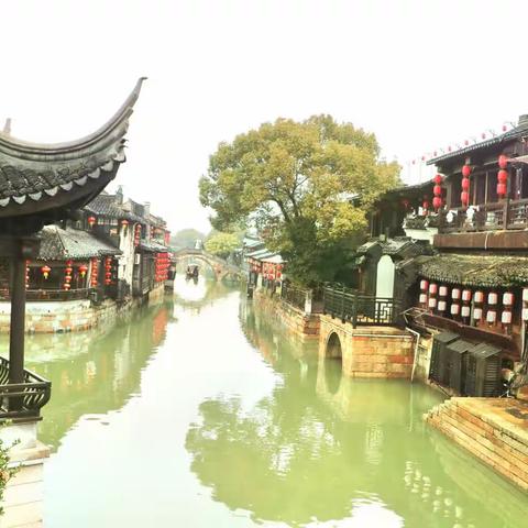 西塘-江南水乡，烟雨朦胧，烟雨长廊在烟雨中若隐若现，宛如梦境，当你漫步在烟雨长廊中两岸景色尽收眼底…。