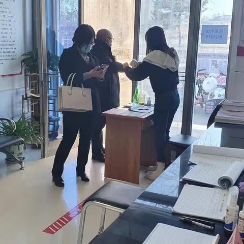 社区中心负责人王海霞深入月亮湾社区督导疫情防控工作