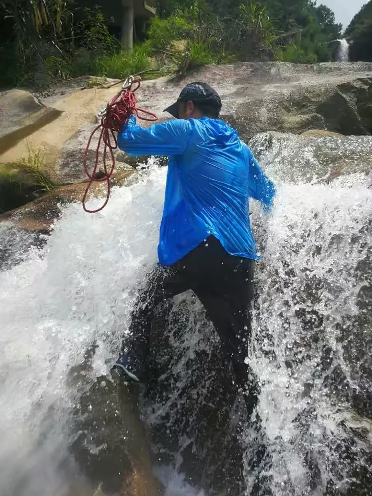 全家总动员，涉水又爬山