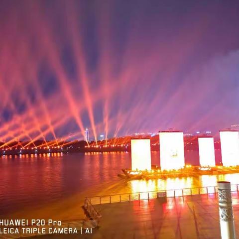 红红的灯笼亮起来            ——暨衢州信安湖灯光秀