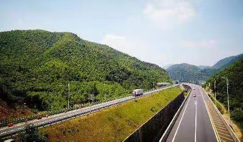 抓好路域环境整治，打造美丽乡村