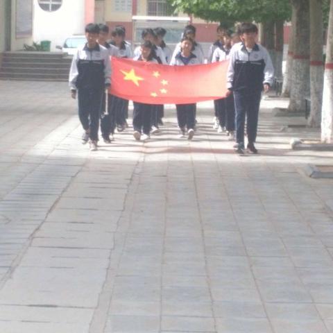 车往中学举行“习爷爷教导记心中”升旗仪式