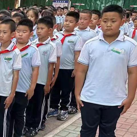 今天天气晴朗，三年级新学期也开学几天了，由于新老师新同学的原因，孩子还不使应，希望他快快使应，安合心来！