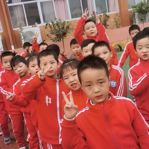 宇翔幼儿园学前一班器械操活动
