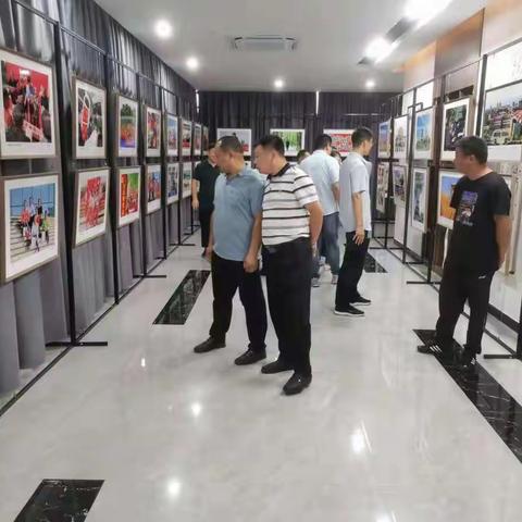 县机关事务中心积极组织党员干部观看摄影展