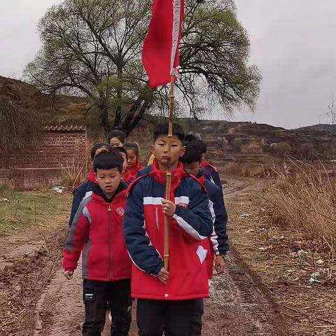 华峪中心校清明节扫墓活动