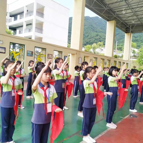 "喜迎少代会,争做好队员"——少先队崇义县思源实验学校大队2020年首批新队员入队仪式