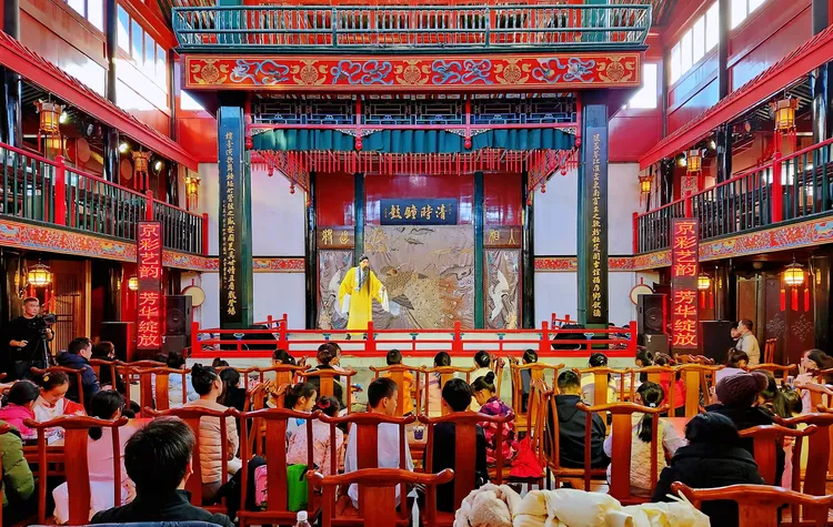 京剧票友们在欣赏精彩的京剧表演.戏楼从这个小胡同进入安徽会馆