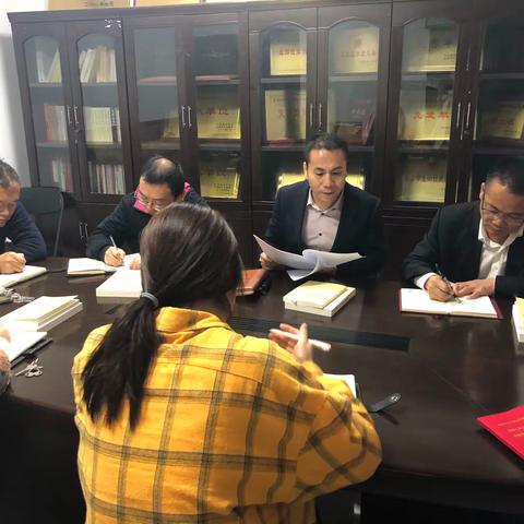 区金融服务中心（区投资公司）组织周四固定日学习暨“不忘初心、牢记使命”主题教育集中学习