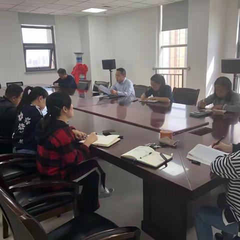 区金融服务中心召开全体干部会传达学习区委常委会精神