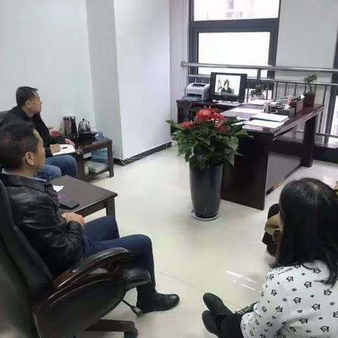 区金融服务中心组织观看《党风政风热线》