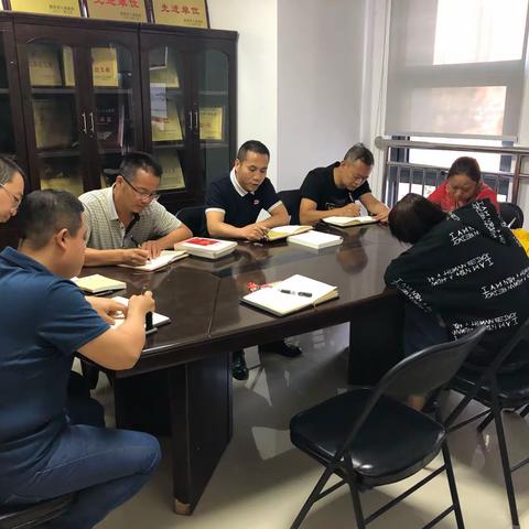 区金融服务中心（区投资公司）传达全区“不忘初心、牢记使命”主题教育领导小组第二次会议精神并开展集中学