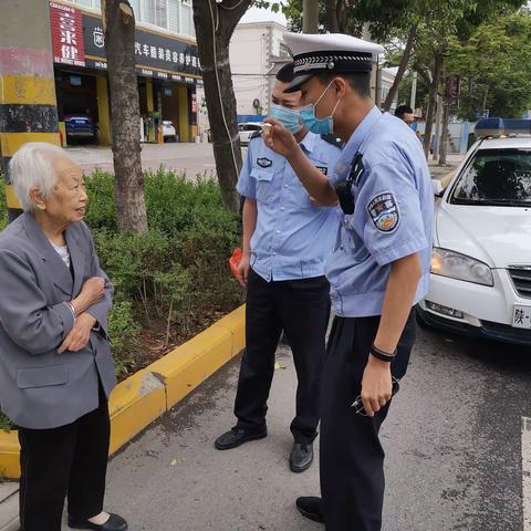 执勤路遇走失老人   暖心帮助安全回家