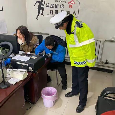 陈仓交警元旦前走进辖区快递公司开展安全检查