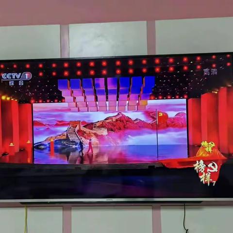 倒栽槐学校党支部组织党员学习《榜样》专题教育